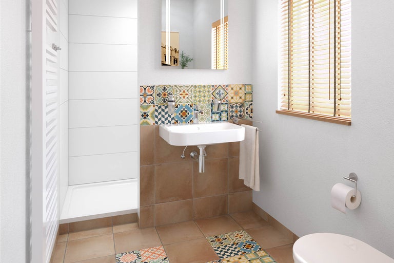 Helles Badezimmer mit Dusche, Waschbecken, Spiegel und Fensterjalousien