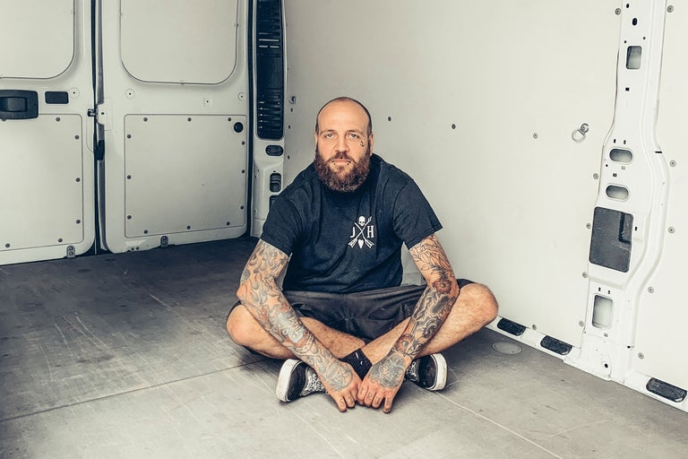 Intérieur d'une camionnette avec une personne assise