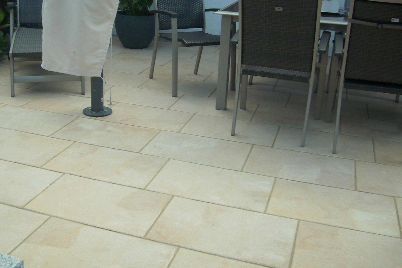 Verlegte Terrassenplatten im Aussenbereich mit Gartenmöbeln