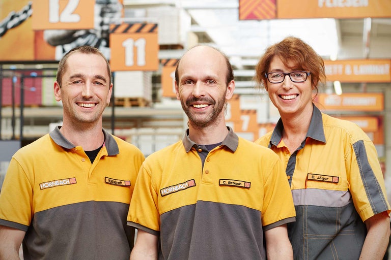 Drei Hornbach Mitarbeiter in Arbeitskleidung