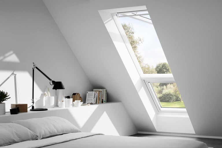 Schlafzimmer mit Dachfenster für Tageslicht und Belüftung