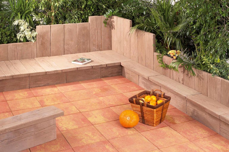 Espace extérieur avec pavés, sièges et plantations