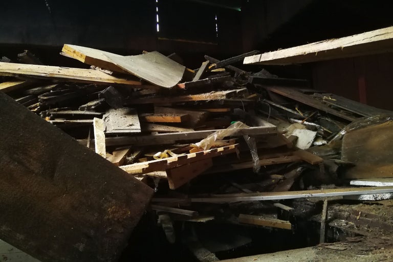 Pile de déchets de bois dans un environnement sombre