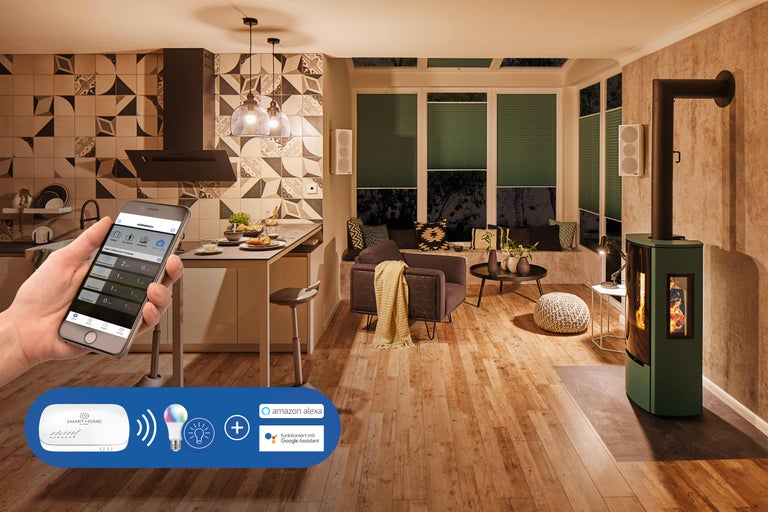 Espace de vie avec poêle à bois, commande Smart Home via smartphone et logo Amazon Alexa