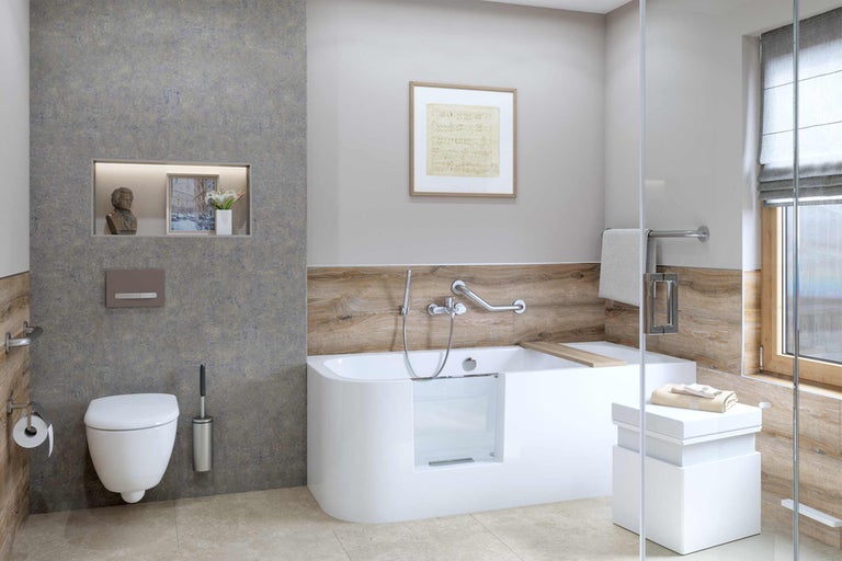 Helles Badezimmer mit barrierefreier Badewanne, Toilette und Fenstern