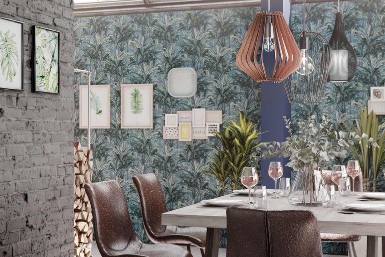 Esszimmer mit Esstisch, Stühlen, Dekoration, Wandtapete mit Pflanzenmotiven und Pendelleuchten