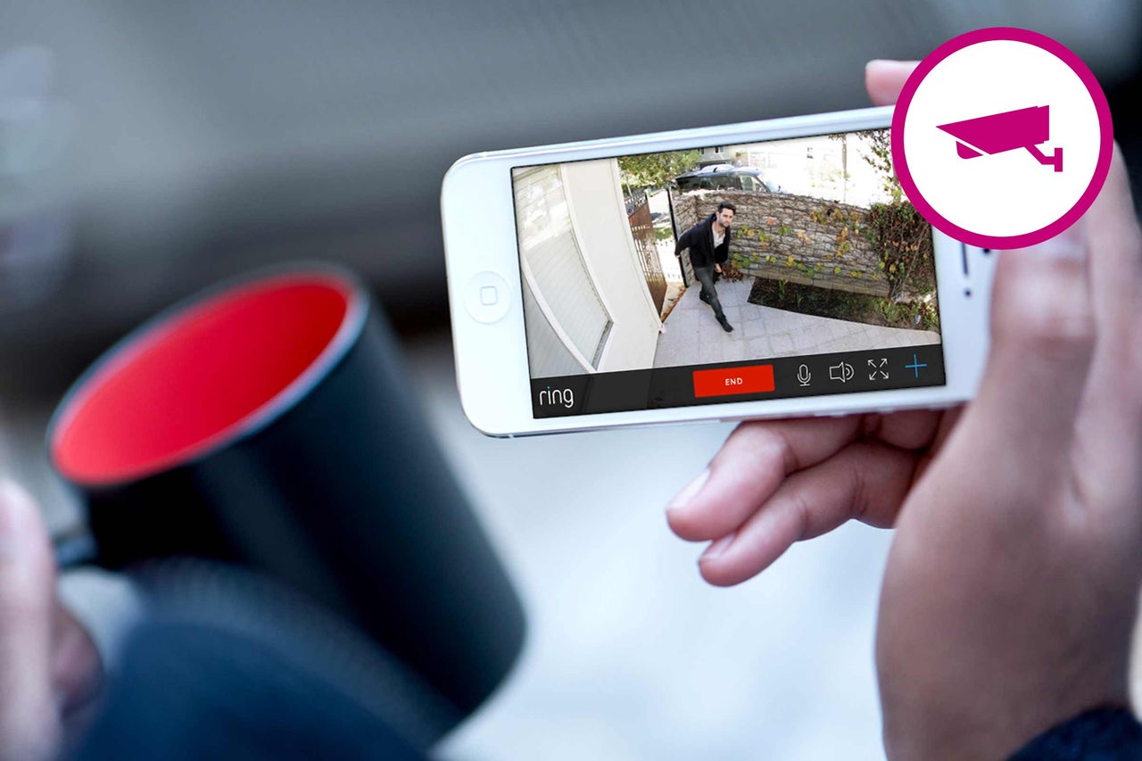 Person betrachtet Überwachungskamera-Aufnahmen auf einem Smartphone