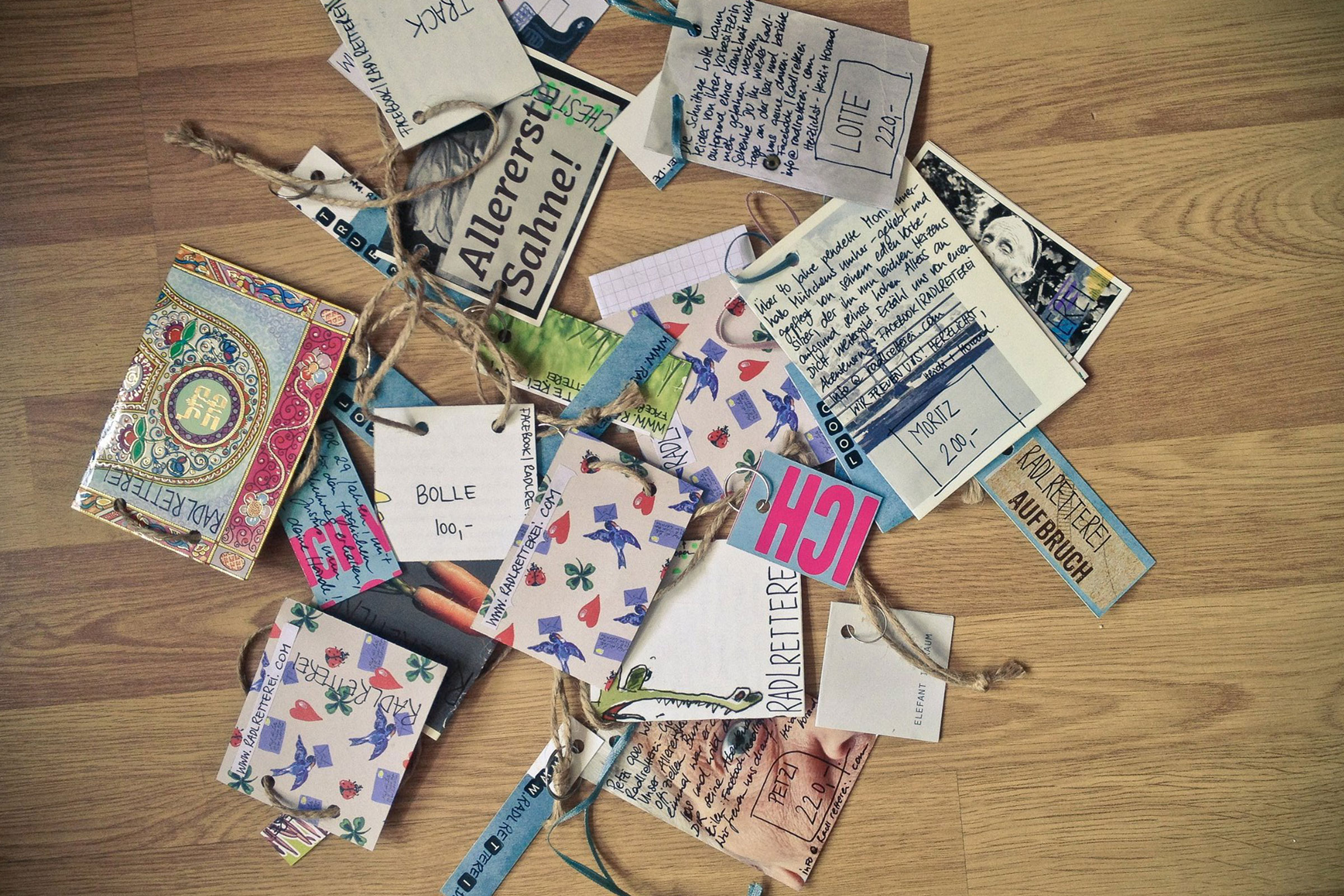 Divers papiers avec des textes et des dessins sur une table en bois