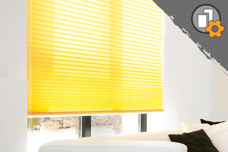 Store plissé jaune à la fenêtre