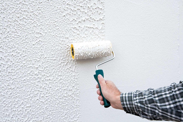 Aussenwandgestaltung mit Strukturputz und Farbroller