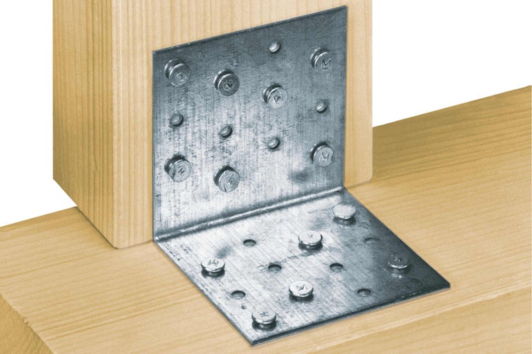 Winkelverbinder aus Metall mit Holzschrauben an zwei Holzstücken befestigt