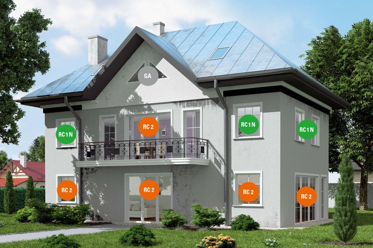 Ansicht eines Hauses mit Fenstern und Türen der Widerstandsklasse RC 2 und RC 1 N