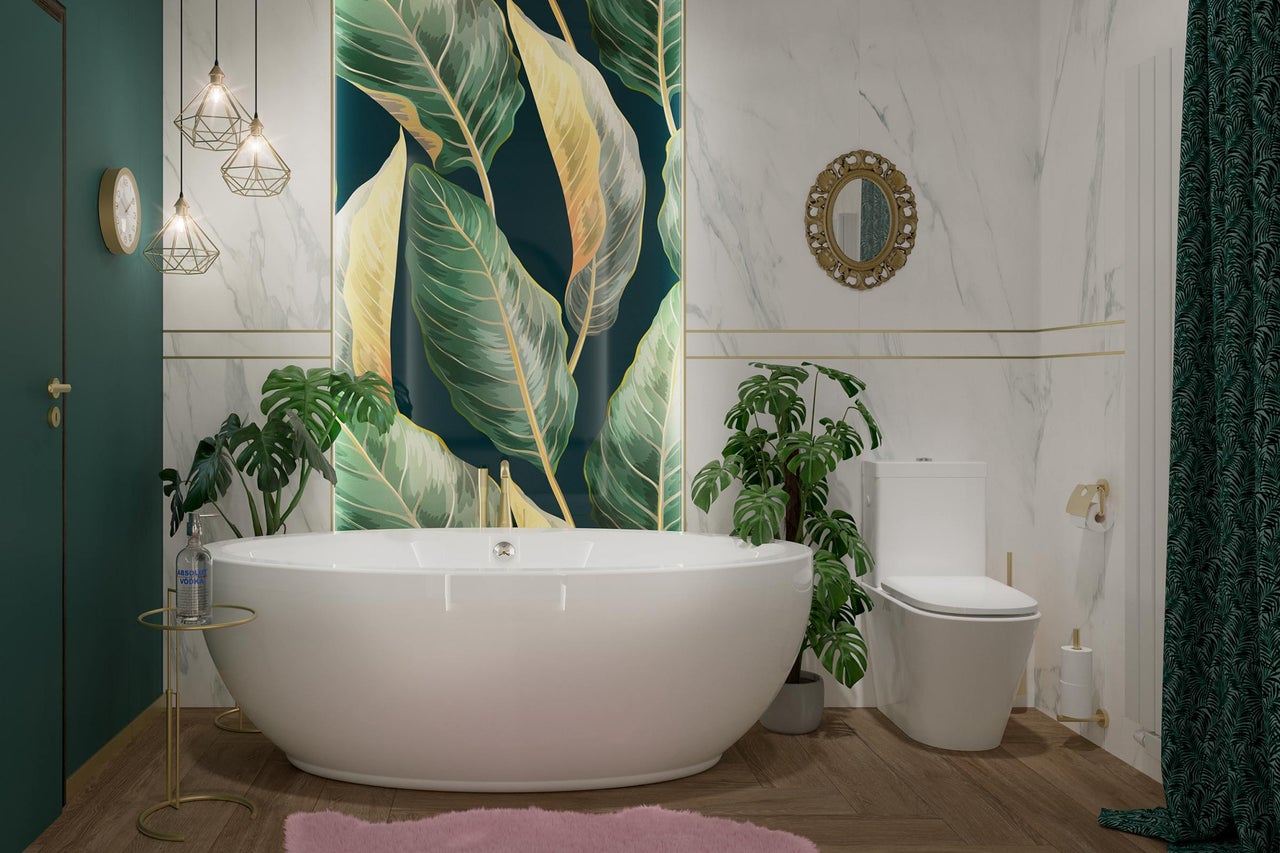 Badezimmer mit Badewanne, Toilette, Pflanzen und dekorativer Wandgestaltung