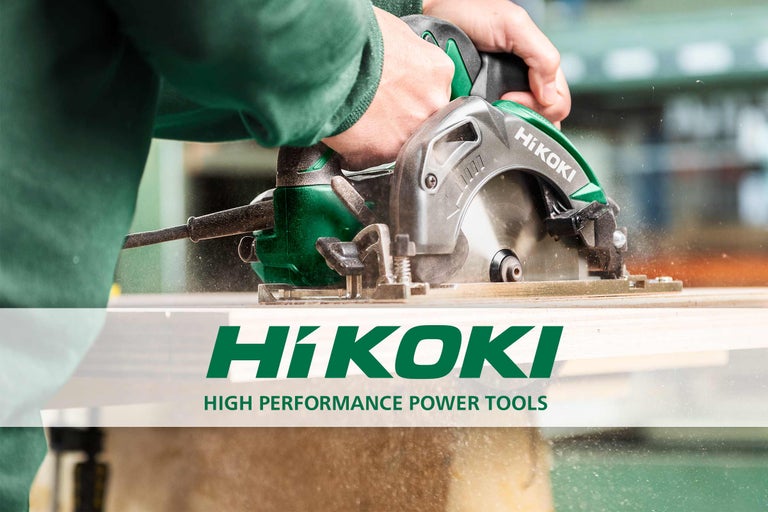 Scie circulaire portative HiKoki en train de scier une planche de bois