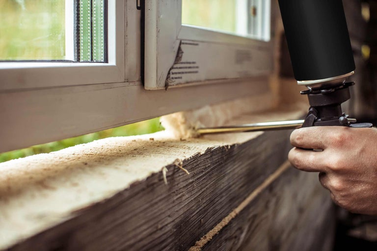 Installation de fenêtre avec pistolet à mousse expansive pour sceller les joints