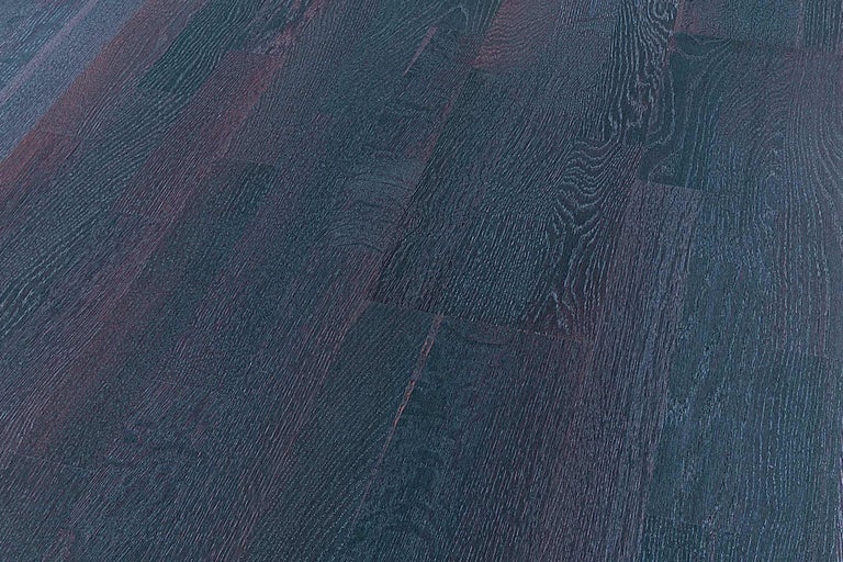 Nahaufnahme von dunklem Laminatboden