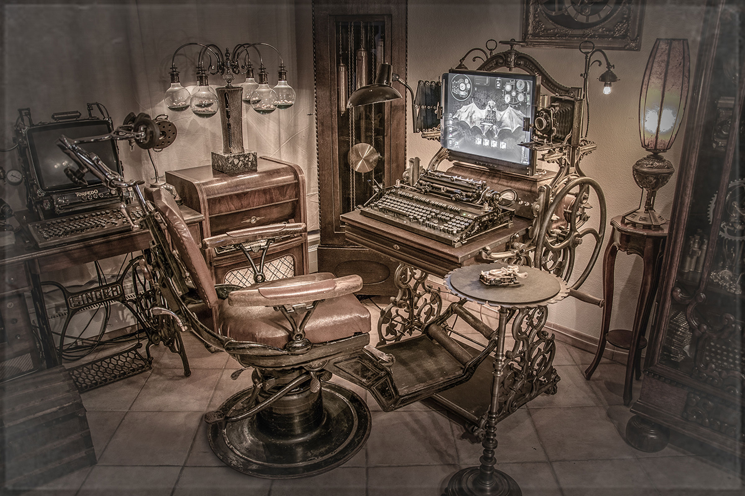 Bureau steampunk avec bureau, chaise, lampe et horloge