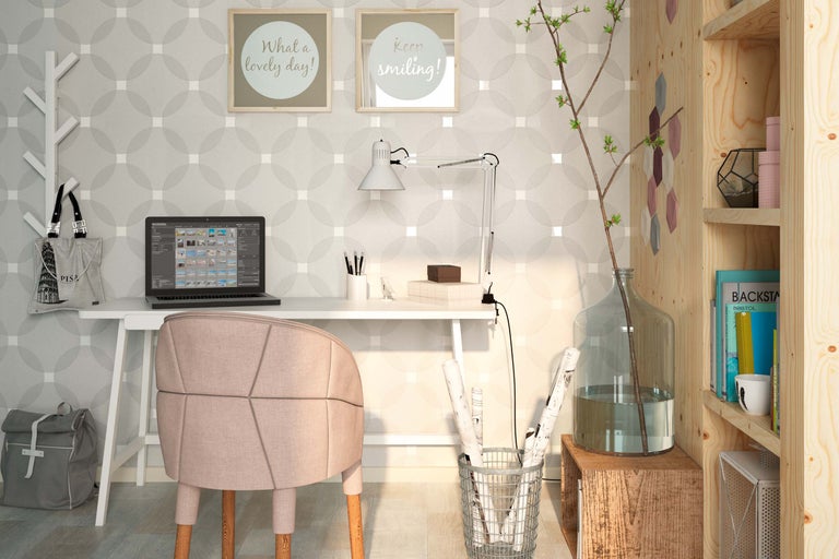 Arbeitszimmer mit Schreibtisch, Stuhl, Lampe, Laptop, Regal und Dekoration