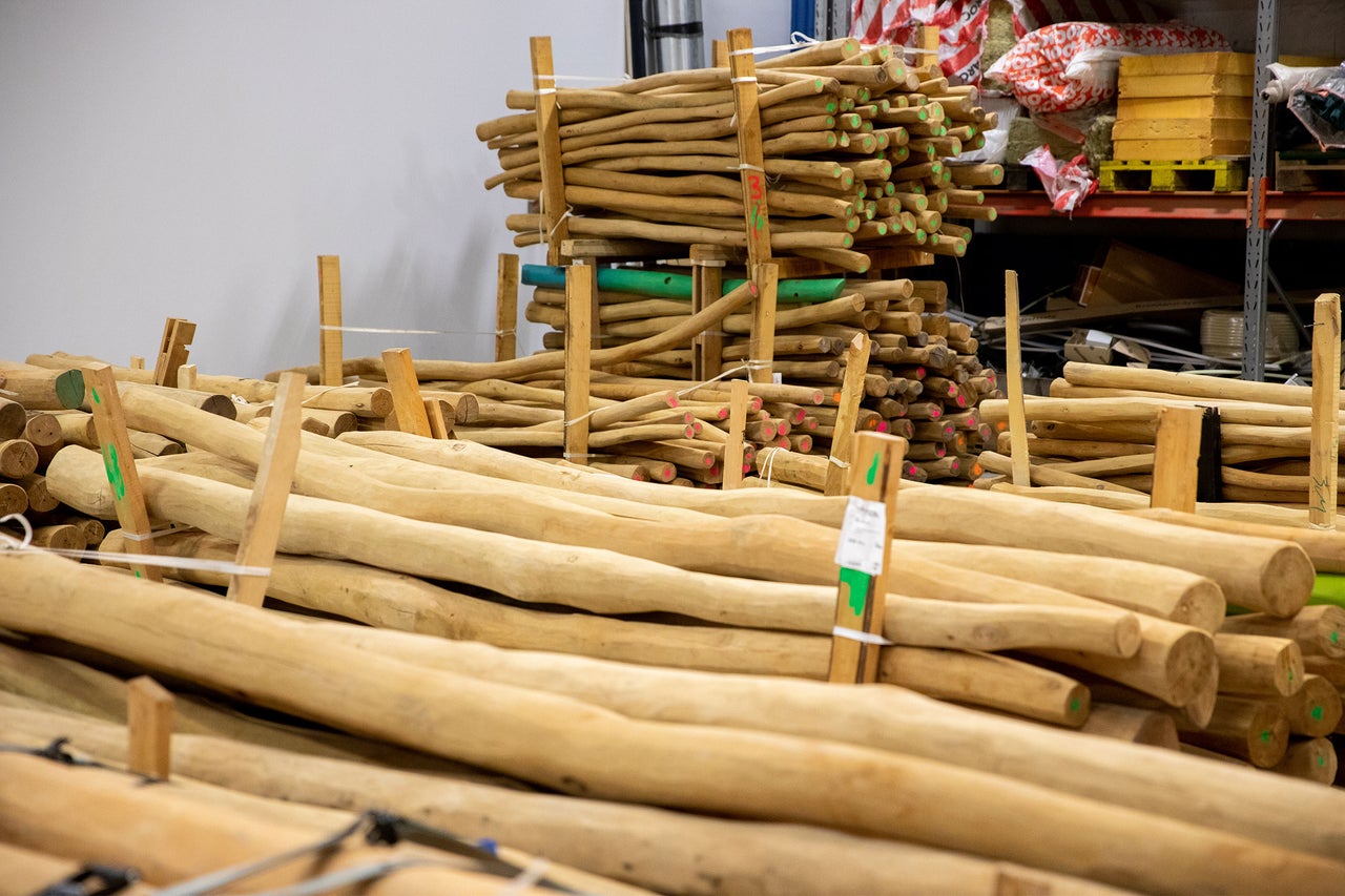 Stapel unbehandelter Holzpfosten zur Verwendung im Garten- und Landschaftsbau