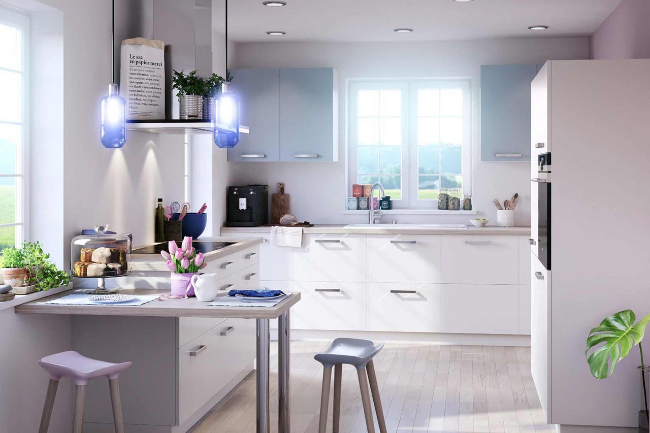 Cuisine claire avec armoires de cuisine, table à manger et tabourets de bar