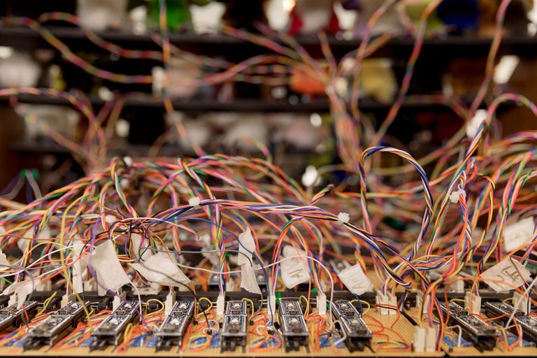 Circuit électronique avec divers câbles et composants