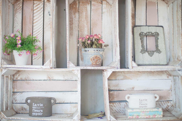 Étagère murale décorative en bois avec fleurs et objets décoratifs