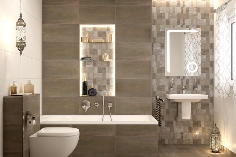 Salle de bain avec baignoire, lavabo et carrelage mural aux motifs variés