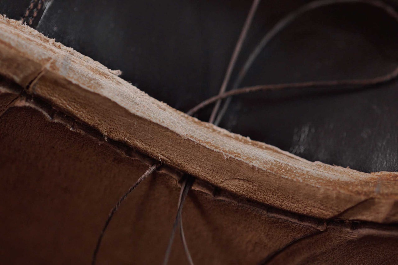Gros plan du cuir et du fil d'une chaussure
