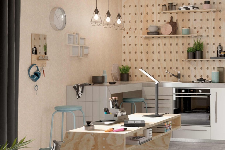 Helles Arbeitszimmer mit Schreibtisch, Stühlen, Regalen und Beleuchtung