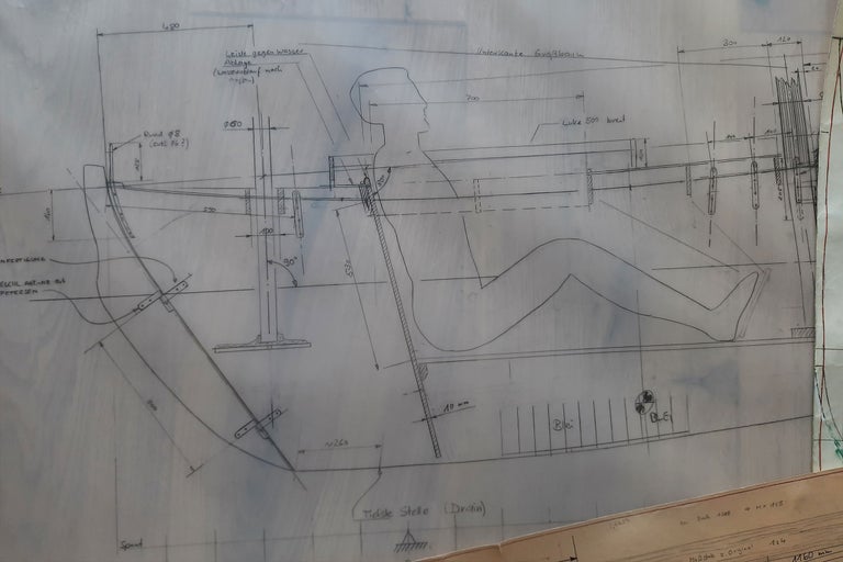 Technische Zeichnung eines Bootsdesigns mit Maßen und Details.