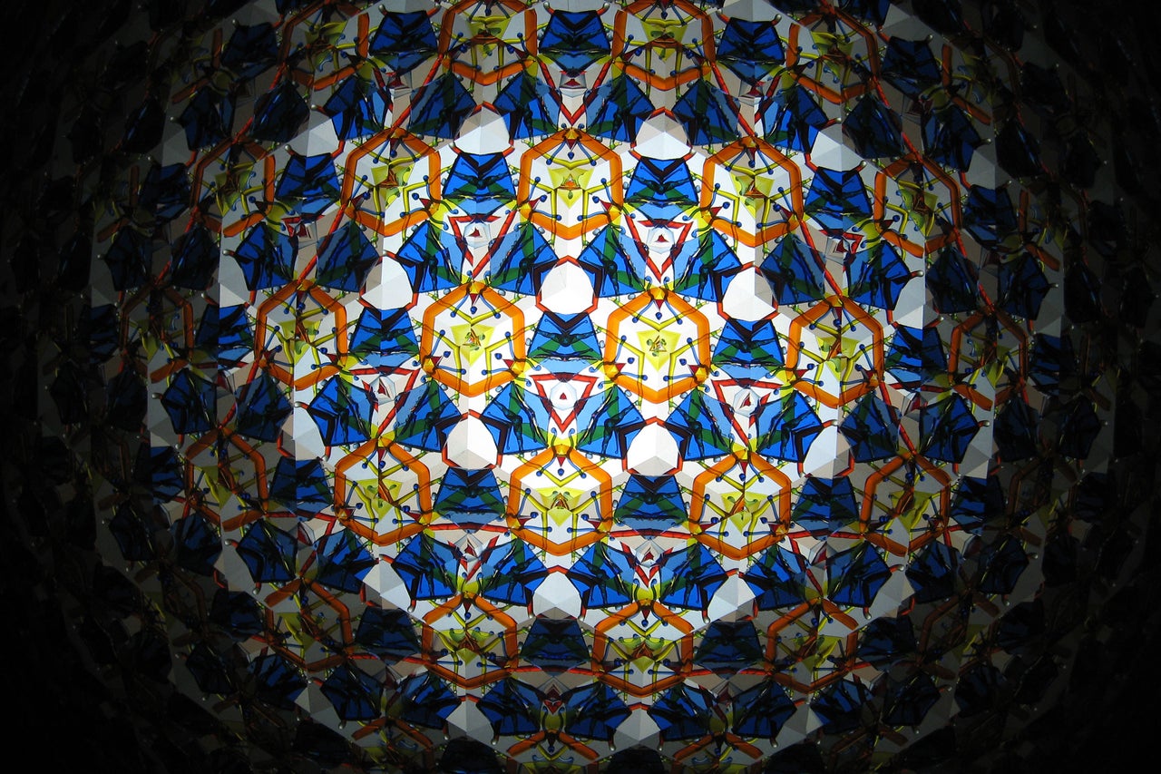 Motif kaléidoscopique avec des formes géométriques