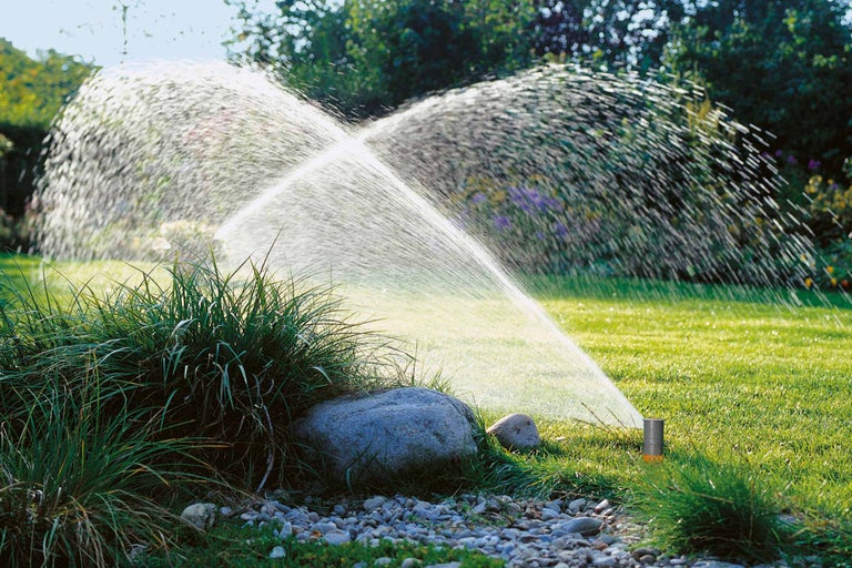 Arrosage d'une pelouse avec un arroseur escamotable