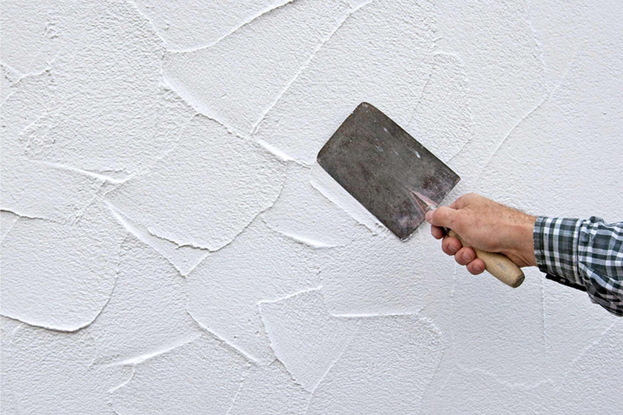 Aussenputz mit Spachtel auftragen