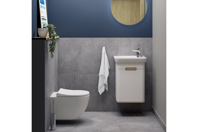 Modernes Badezimmer mit Hänge-WC, Waschtisch und rundem Spiegel