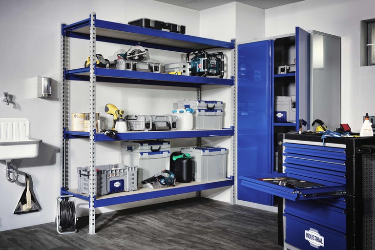 Atelier avec étagères, armoire à outils et servante d'atelier pour le rangement des outils et accessoires.