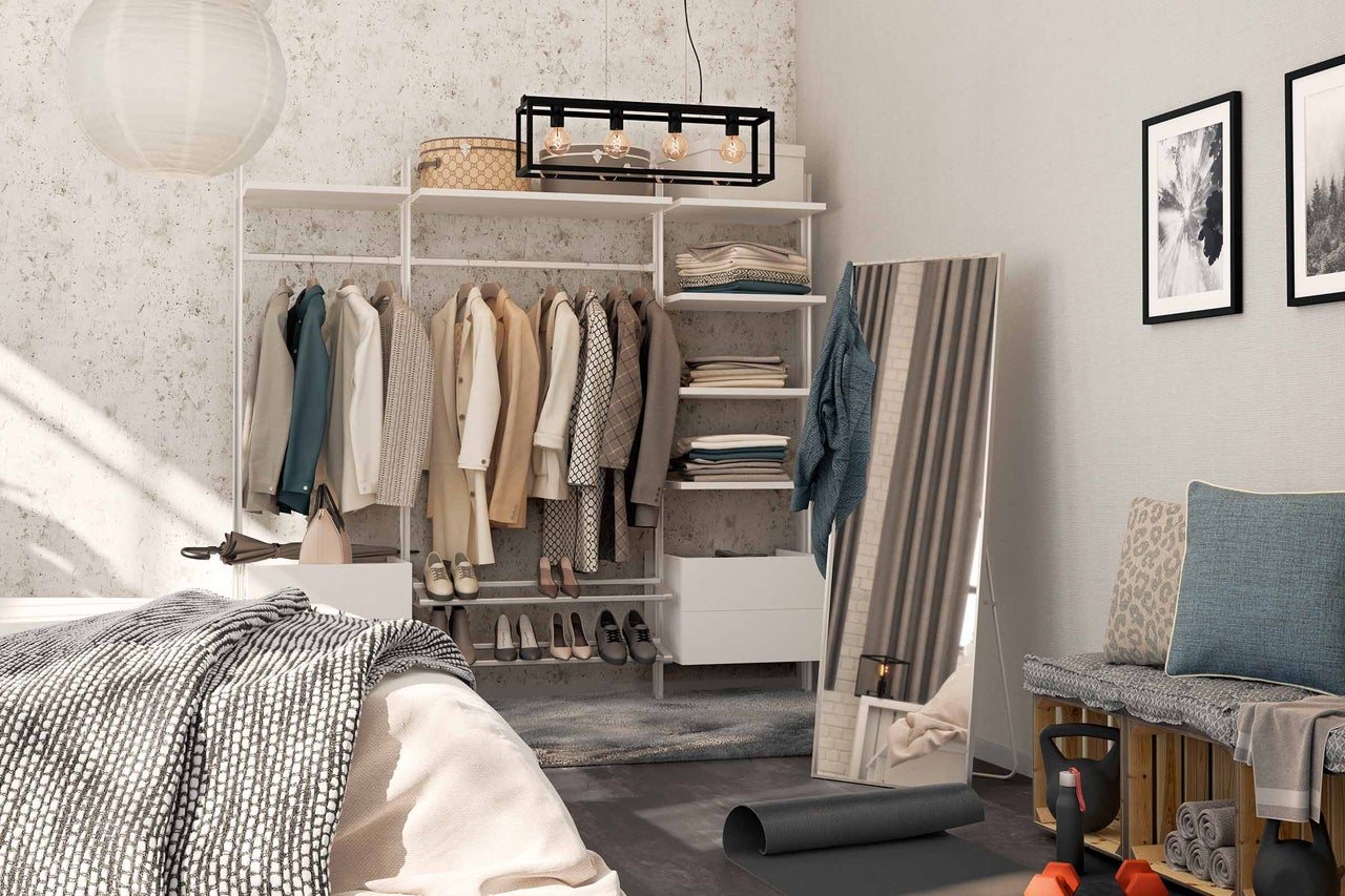 Heller Raum mit offenem Kleiderschrank, Bett und Sportequipment für ein aktives Leben.