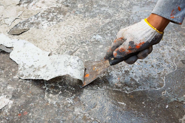 Enlèvement de peinture avec une spatule