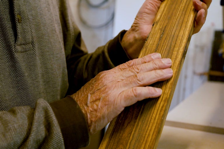 Mains tenant une planche de bois