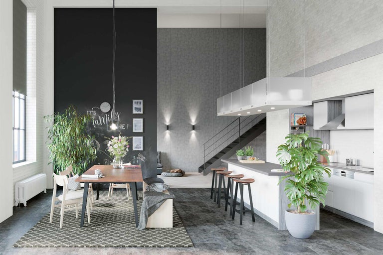 Helles Wohnzimmer mit Esstisch, Küche mit Barhockern und Treppe