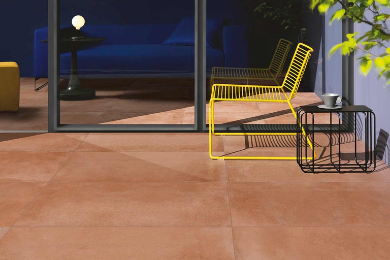 Terrasse avec carrelage au sol, chaises et table