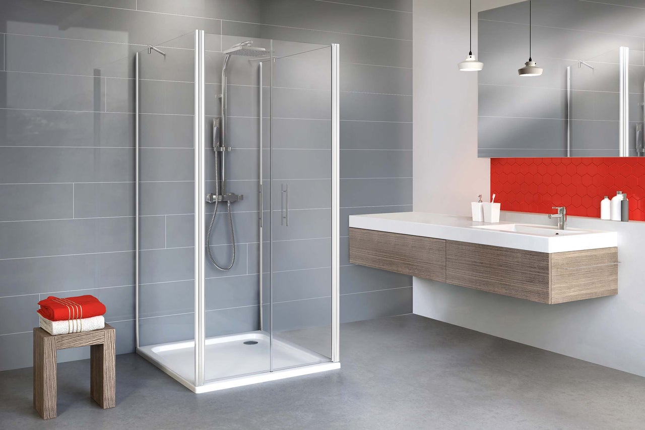 Badezimmer mit Duschkabine, Waschbecken und Handtüchern