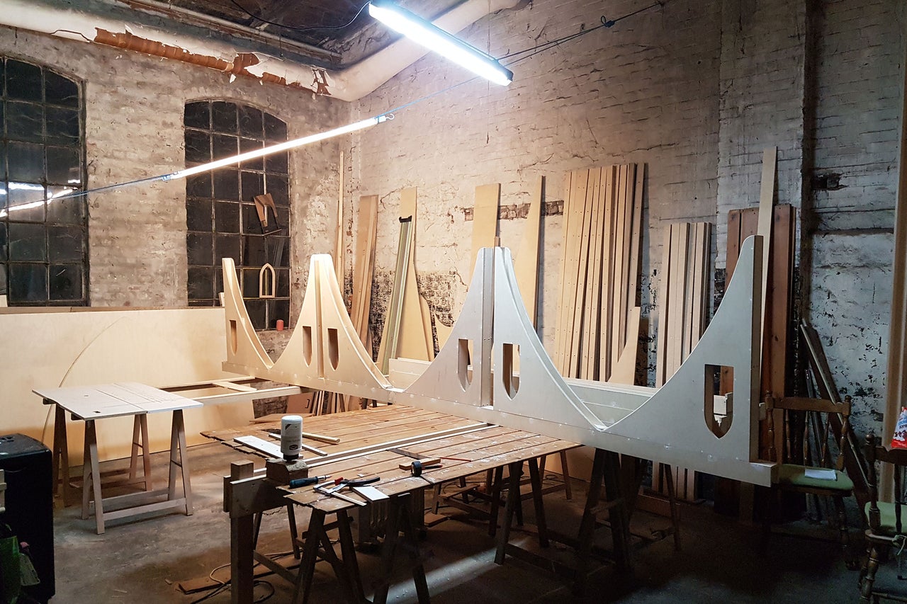 Atelier avec structure en bois sur établi