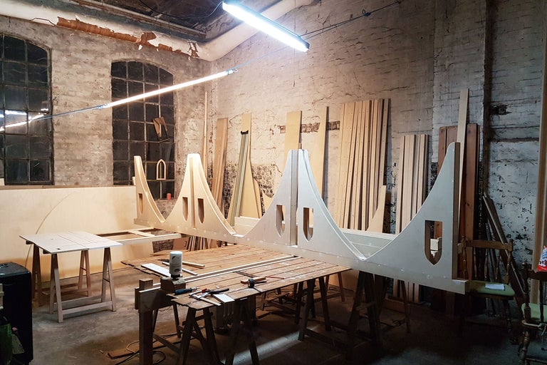 Werkstatt mit Holzkonstruktion auf Werkbank