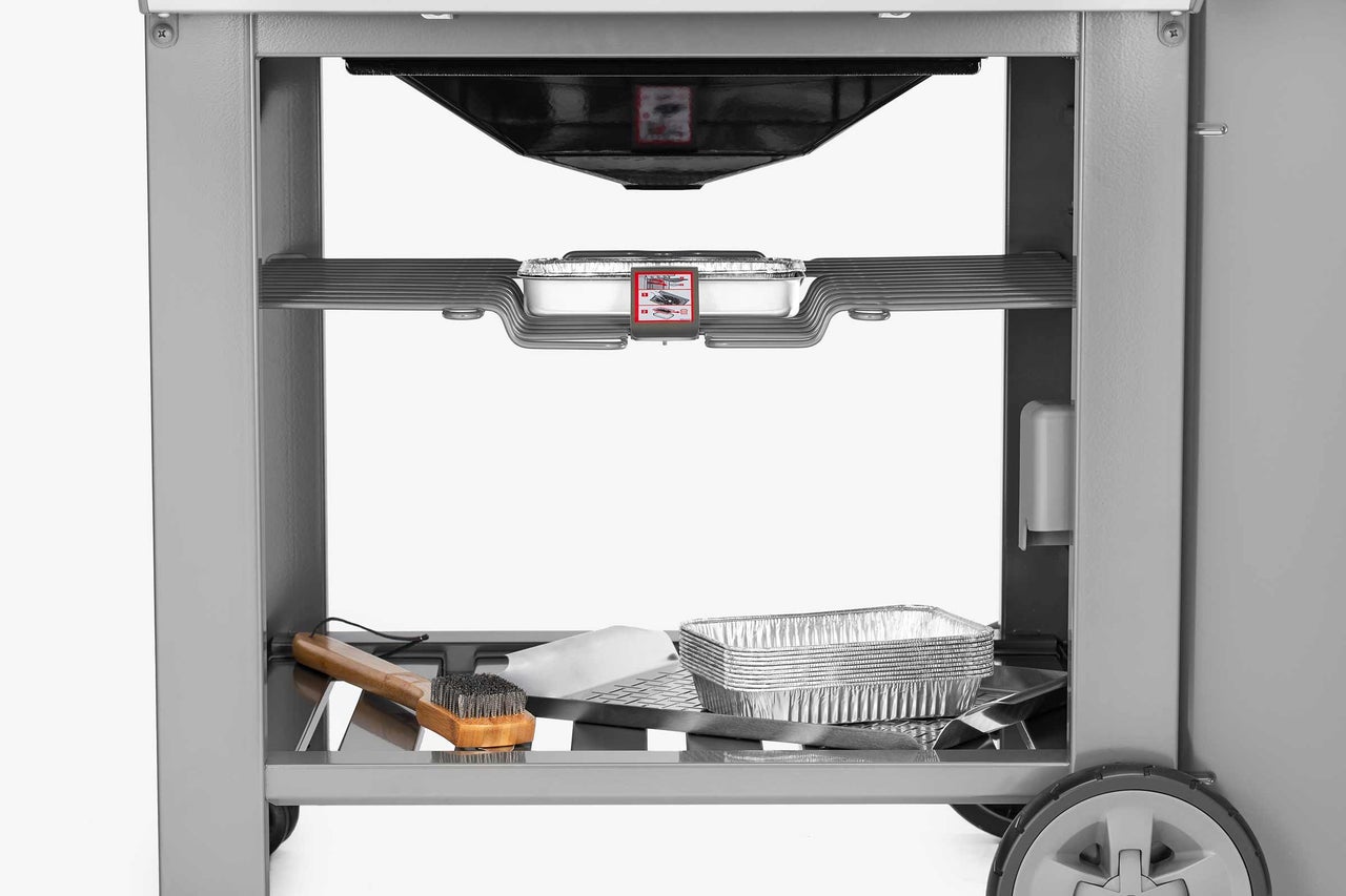 Châssis d'un barbecue avec brosse pour barbecue, spatule pour barbecue et plats en aluminium