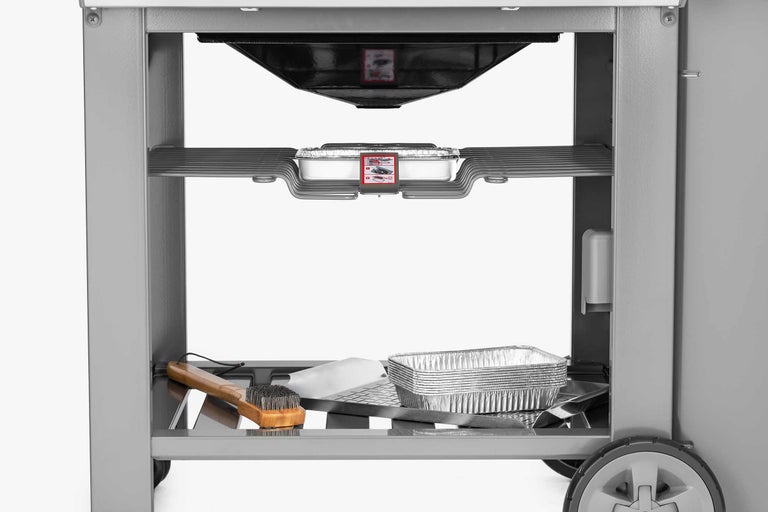 Untergestell eines Grills mit Grillbürste, Grillwender und Aluschalen