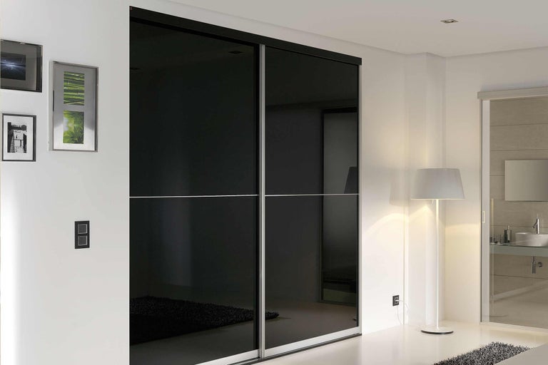 Chambre à coucher avec armoire à portes coulissantes et lampadaire