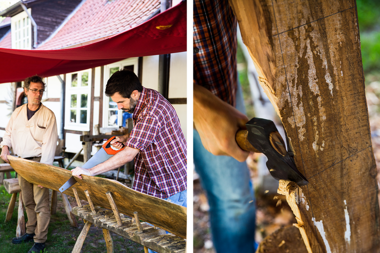 Deux hommes travaillent le bois avec une scie à main et une hache.