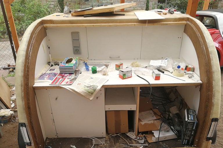 Aménagement intérieur d'une caravane avec meubles et électricité