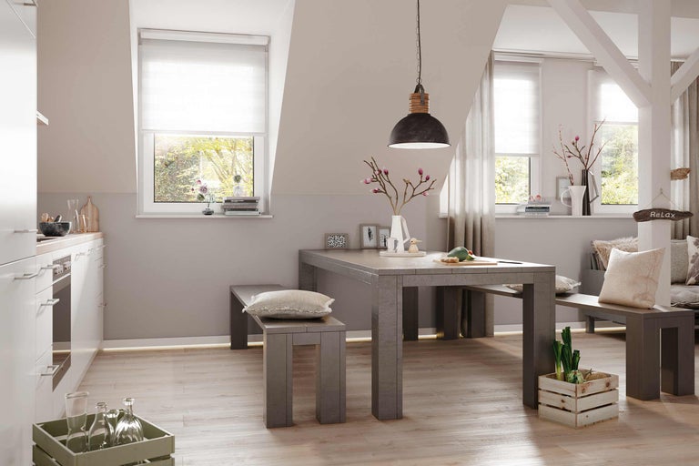 Salle à manger avec table à manger, bancs, suspension et décoration