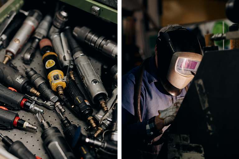 Une boîte à outils remplie d'outils de meulage et un ouvrier portant un masque de soudure